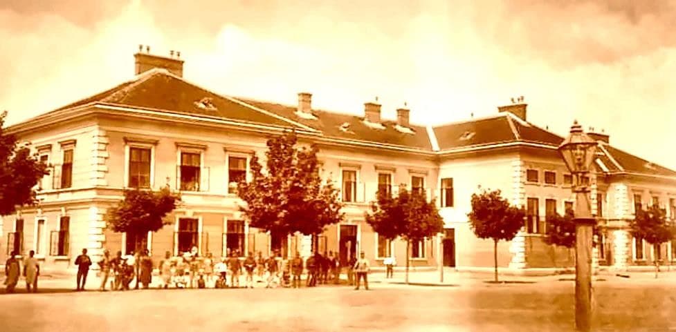 Vedere antebelică dinspre sud-est a Cazărmii „Regina Maria”, actualul sediu al Facultății de Litere, Istorie, Filosofie și Teologie. Sursă: Primăria Municipiului Timișoara, Fișă de evaluare: Facultatea de LIFT (UVT), identificator CF nr. 433377