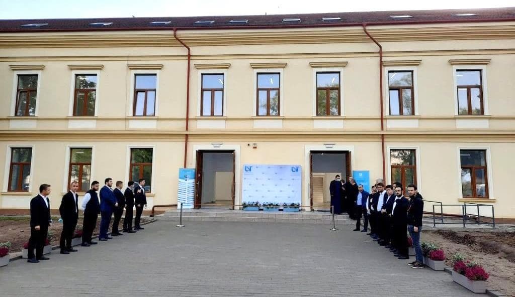 Tăierea panglicii și slujba de binecuvântare a noului sediu, în cadrul festivității de inaugurare din 5 octombrie 2020. Sursă: UVT Media Hub